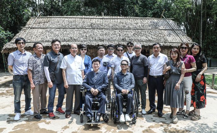  Đoàn công tác chụp ảnh lưu niệm tại Khu di tích Kim Liên. Ảnh: Hồng Sơn 