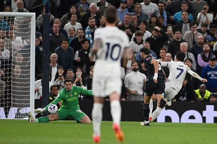 Thủ thành Ortega cứu thua cho Man City trước cú sút của Son Heung-min. Ảnh: DM