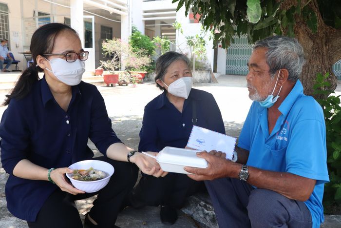 Các sơ phát cơm và thăm hỏi sức khỏe của ông Mang Tiến.