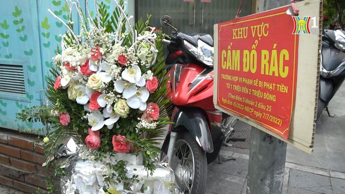 Vứt rác ngay biển cấm.
