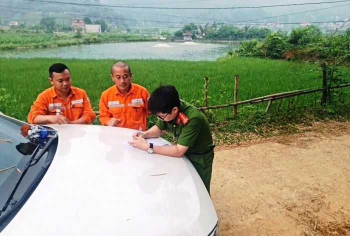 Điện lực Thành phố Lào Cai phối hợp Công an xã Tả Phời lập biên bản hiện trường. (Ảnh: ĐLLC)