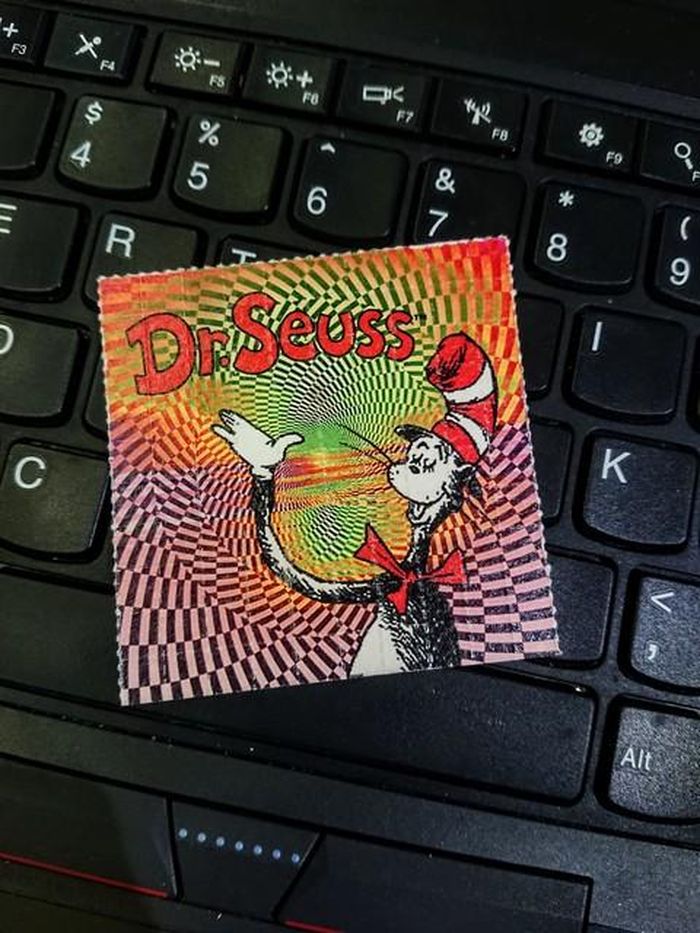 Đầu nậu cho khách xem hàng tem giấy chứa LSD