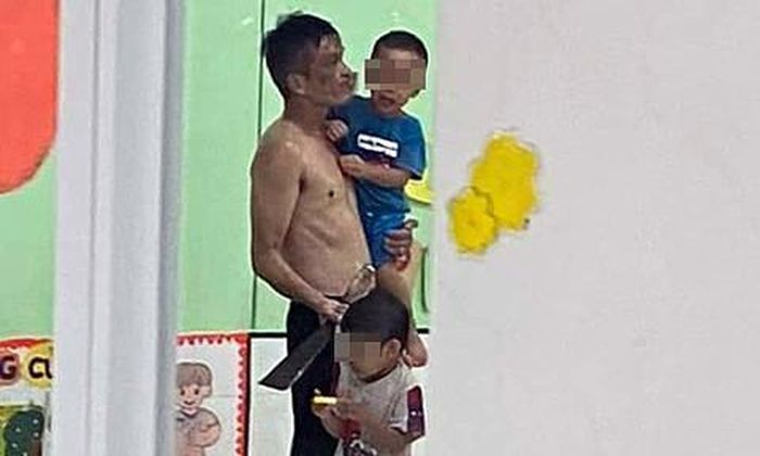 Đối tượng Nguyễn Bá Quân khi lên cơn "phê” ma túy đã vào trường mầm non khống chế 2 cháu bé
