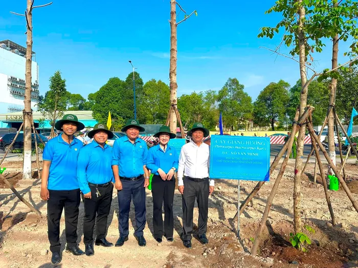 Chủ tịch UBND tỉnh Bình Dương Võ Văn Minh trồng cây tại lễ phát động. Ảnh: Hà Phạm