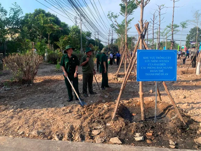 Đại biểu và nhân dân tỉnh Bình Dương trồng cây xanh ngay sau lễ phát động. Ảnh: Hà Phạm