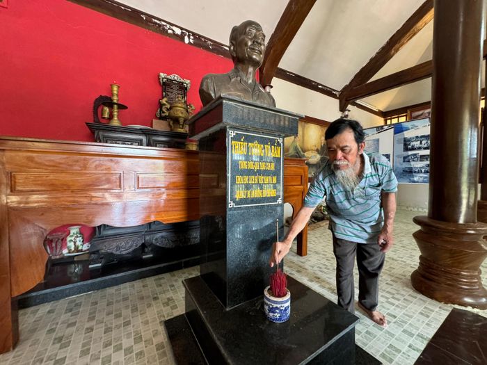 Ông Phạm Văn Tịnh người trông coi nhà lưu niệm Thiếu tướng Võ Bẩm. Ảnh: NN
