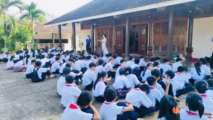 Học sinh trường THCS Võ Bẩm tại nhà lưu niệm mang tên người anh hùng mở đường Trường Sơn Võ Bẩm