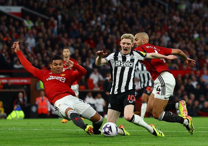 Casemiro thi đấu tốt trong vai trò trung vệ