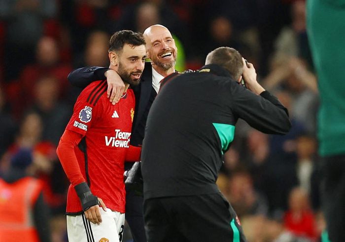 Ten Hag cười tươi với học trò cưng Bruno Fernandes khi trận đấu khép lại