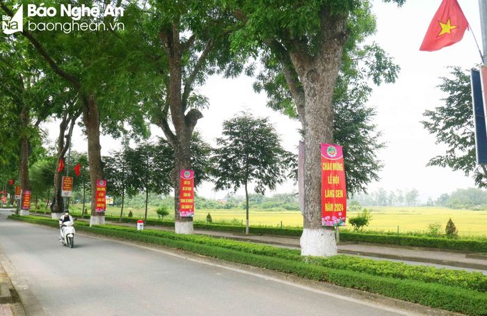  Tháng Năm, mùa gặt, cũng là mùa Lễ hội Làng Sen. Đi trên tuyến đường dẫn vào Khu Di tích Kim Liên, du khách có thể cảm nhận rõ nhất cảnh sắc ngày mùa trên quê Bác. Ảnh: Huy Thư 