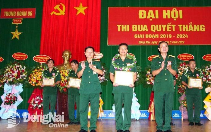 Thủ trưởng Trung đoàn 96 khen thưởng tập thể, cá nhân. Ảnh: ĐVCC