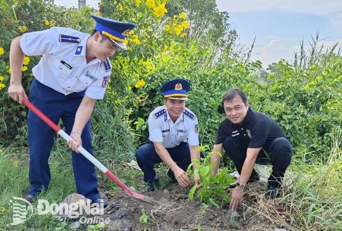 Thủ trưởng đơn vị và lãnh đạo địa phương cùng trồng cây sau lễ. Ảnh: ĐVCC