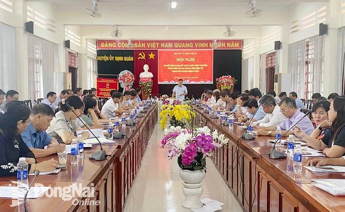 Phó bí thư thường trực Huyện ủy Định Quán Trần Hữu Hạnh phát biểu chỉ đạo tại hội nghị. Ảnh: Đan Nhi