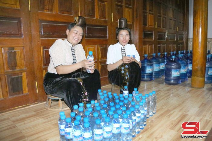 Sản phẩm nước uống tinh khiết đóng chai của HTX dịch vụ nông nghiệp tổng hợp Linh Chi, xã Tạ Khoa, huyện Bắc Yên.
