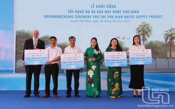 Đại diện Công ty TNHH Cấp nước Phú Bình trao tài trợ xây dựng công trình nhà vệ sinh cho 4 trường học trên địa bàn huyện.