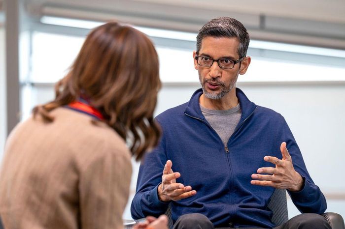  Sundar Pichai (phải) trong cuộc phỏng vấn với chương trình The Circuit with Emily Chang. Ảnh: Bloomberg. 