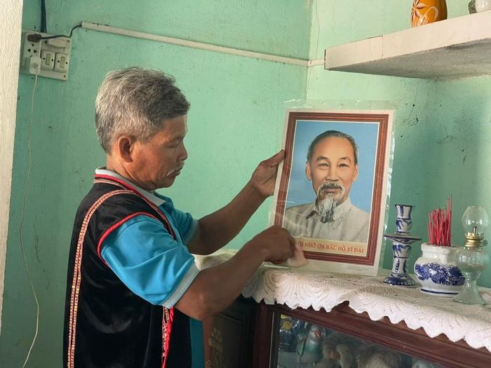 Ông Hồ Văn Biên bên di ảnh của Chủ tịch Hồ Chí Minh.