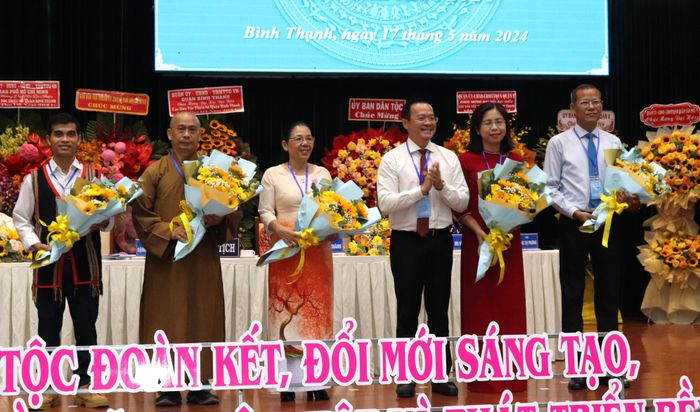  Chủ tịch UBND quận Bình Thạnh Đinh Khắc Huy trao hoa cảm ơn các tập thể và cá nhân có nhiều đóng góp trong công tác dân tộc của quận 