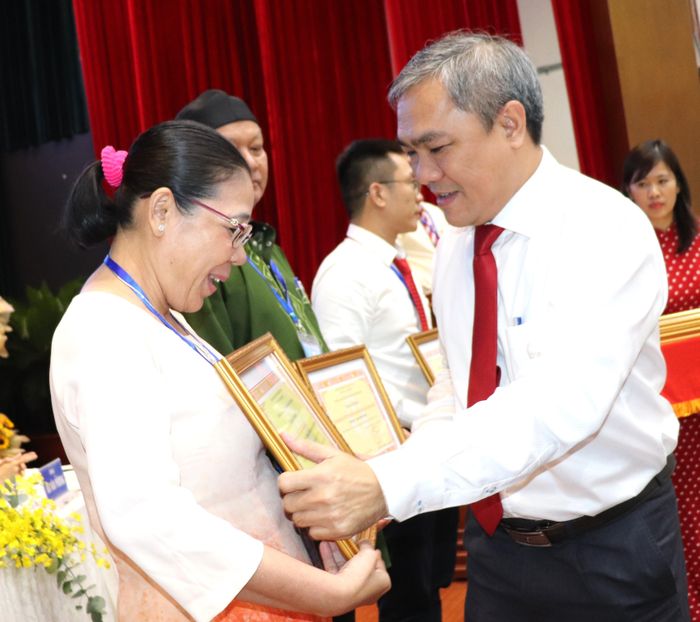  Trao giấy khen đến các tập thể, cá nhân 