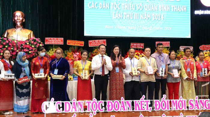  Trao số tiết kiệm đến cán bộ, công chức, viên chức và người lao động là đồng bào dân tộc có hoàn cảnh khó khăn 