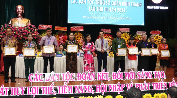  Biểu dương các tập thể, cá nhân tiêu biểu 