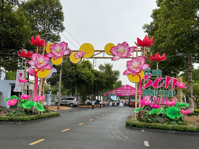  Lễ hội sen Đồng Tháp (lần thứ 2) năm 2024 với chủ đề “Rạng ngời sắc sen” diễn ra tại Công viên Văn Miếu (đường Lý Thường Kiệt, phường 1, TP Cao Lãnh, tỉnh Đồng Tháp 