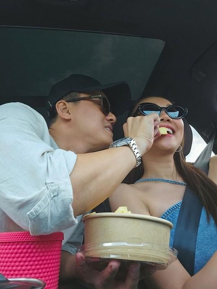 Nữ siêu mẫu khoe được chồng đút cho ăn.