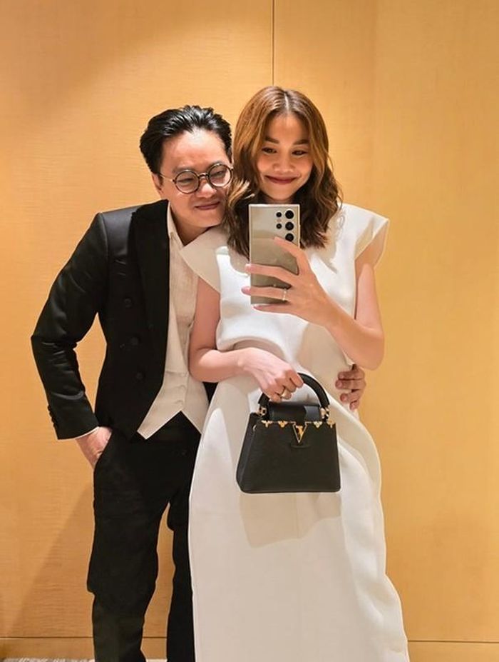 Nữ người mẫu "nịnh" chồng: "Vượt ngoài vị trí người chồng! Đó là người bạn tâm giao, đồng hành để chia sẻ tư duy, công việc và các sự kiện diễn ra hàng ngày. Cùng sở thích ăn uống, du lịch, thích khám phá, thích coi tranh, thích xem hòa nhạc, thích xe hơi, thích tốc độ (cái này tôi máu hơn). Điểm chung khá nhiều, lâu lâu nghe tôi " lên máu" chút thôi”.