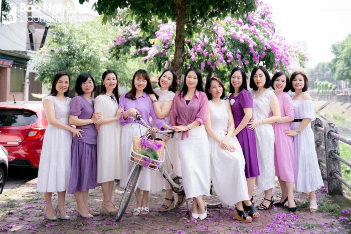  Dưới những tia nắng lấp lánh khi đất trời vào hạ, sắc tím của hoa bằng lăng khiến cảnh quan trở nên dịu dàng, đằm thắm hơn. Ảnh: Nguyễn Đạo 