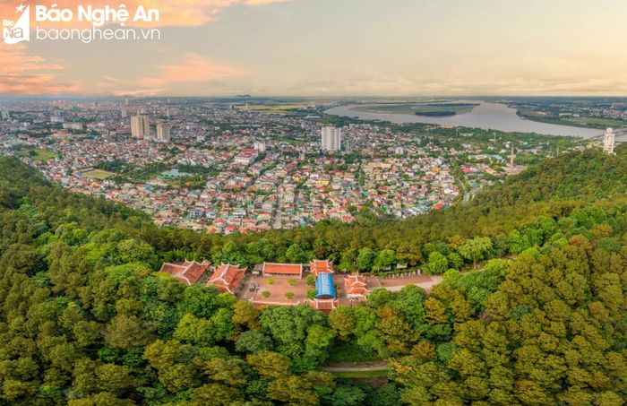  Đắm mình giữa những sắc hoa rực rỡ của thành Vinh trong những ngày tháng 5, du khách cũng đừng quên thăm thú nhiều điểm đến không nên bỏ lỡ ở đô thị loại 1 này, như đền thờ Hoàng đế Quang Trung, Quảng trường Hồ Chí Minh, chùa Diệc Cổ, Bảo tàng Nghệ An,... Ảnh: Đền thờ Hoàng đế Quang Trung tọa lạc Trên đỉnh lâm viên núi Quyết. Ảnh: Nguyễn Đạo 
