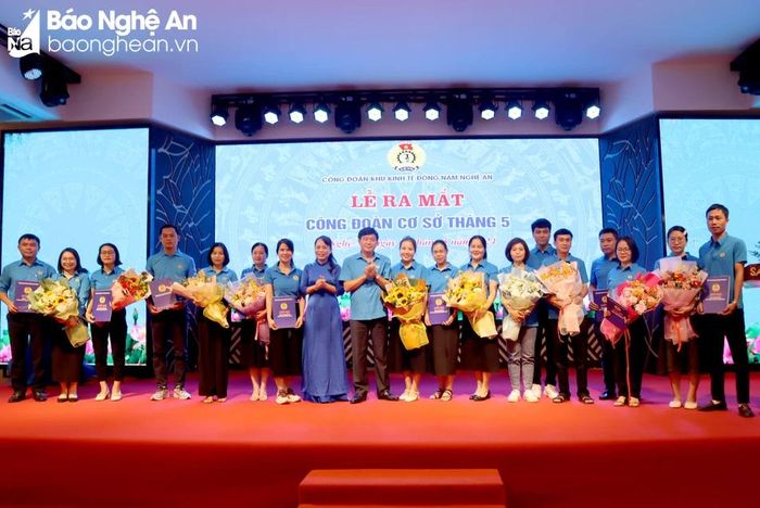  Công đoàn Khu kinh tế Đông Nam ra mắt 10 công đoàn cơ sở mới thành lập nhân dịp Tháng Công nhân năm 2024. Ảnh: Diệp Thanh 