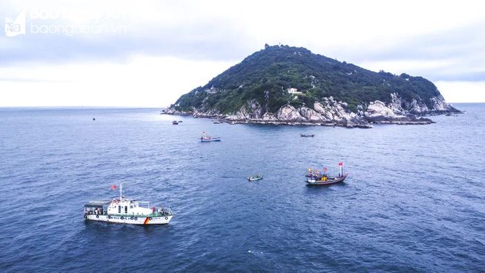  Lực lượng kiểm ngư Nghệ An tuần tra, kiểm tra, kiểm soát các phương tiện hoạt động thủy sản trên biển ngoài khơi thị xã Cửa Lò. Ảnh: Thành Cường 