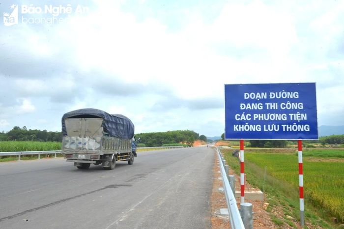  Đoạn đường N5 hai bên đều được cắm biển "đoạn đường đang thi công các phương tiện không lưu thông", nhưng có khá nhiều phương tiện vẫn đi vào. Ảnh: Văn Trường 