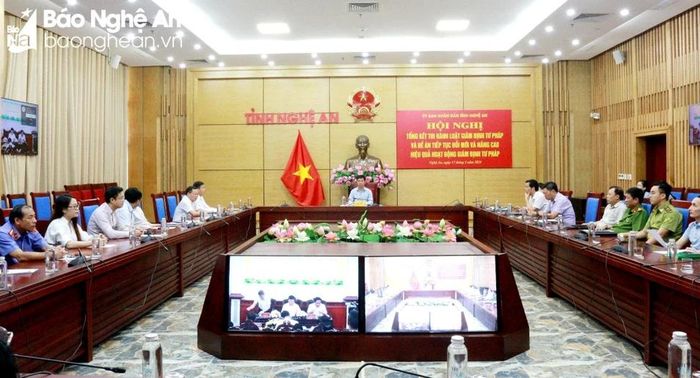  Tham dự tại điểm cầu Nghệ An có đại diện lãnh đạo các sở, ban, ngành cấp tỉnh; các tổ chức giám định tư pháp. Ảnh: Đ.C 