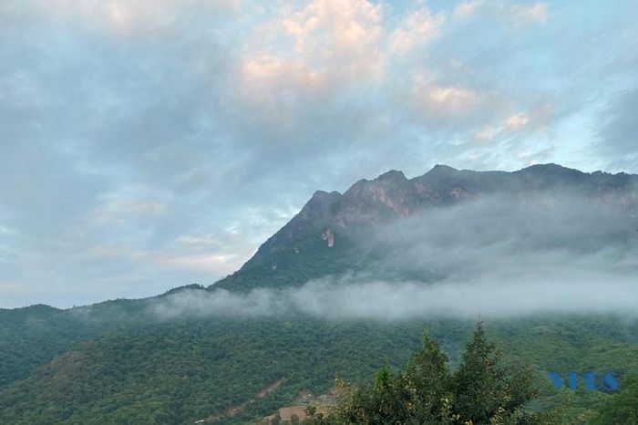 Để có thể đến trường, suốt bao năm qua cậu học sinh khuyết tật vận động Sùng A Phềnh đã phải vượt núi, qua sông