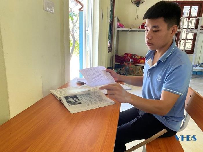 Sùng A Phềnh nỗ lực học tập mỗi ngày.