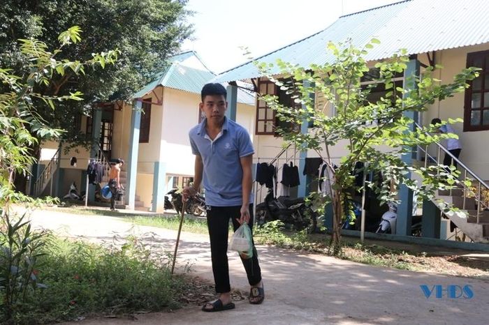 Sùng A Phềnh luôn cố gắng tự chủ mọi sinh hoạt cá nhân