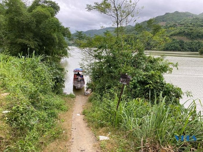 Để đến được trường học, ròng rã suốt nhiều năm Sùng A Phềnh và các bạn đã gắn bó với những chuyến đò qua sông Mã.