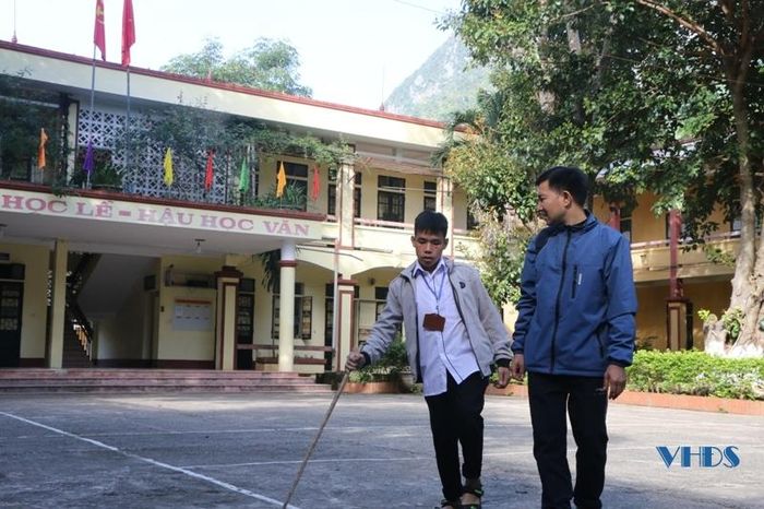Trong hành trình đến trường của Phềnh luôn có sự giúp đỡ của thầy cô, bạn bè