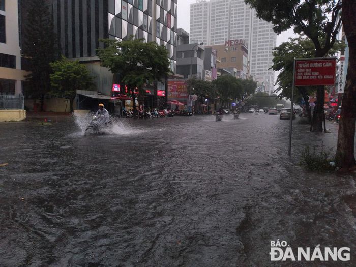 Đường Hàm Nghi bị ngập nước cục bộ. Ảnh: HOÀNG HIỆP