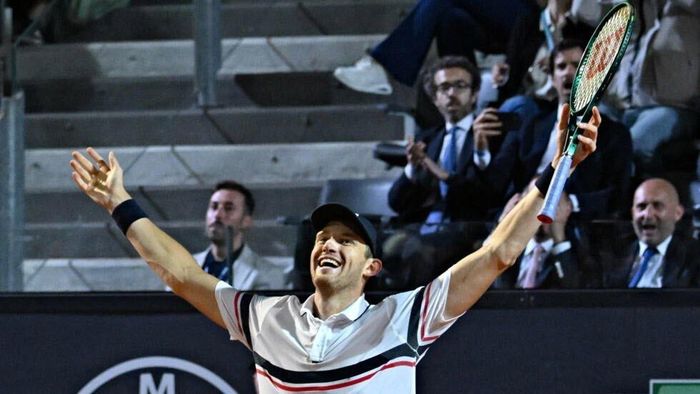 Nicolas Jarry lại đánh bại Tsitsipas, đây đã là lần thứ 4 trong 6 lần họ gặp nhau.