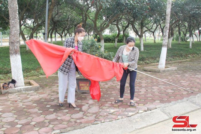 Lực lượng Trung tâm Truyền thông - Văn hóa huyện Vân Hồ thay mới cờ khu vực trung tâm hành chính huyện