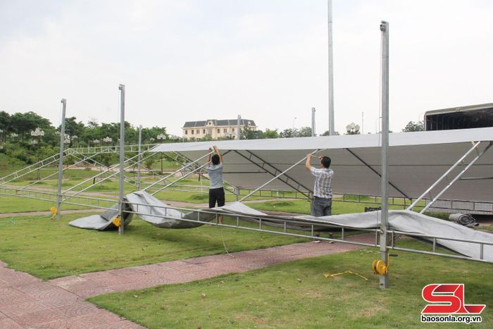 Trung tâm tổ chức sự kiện tiến hành dựng sân khấu
