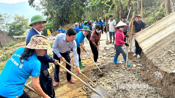 Cán bộ, đảng viên, công chức Tòa án nhân dân tỉnh hoạt động ba cùng với Nhân dân tại xã Hồng Thái (Na Hang).