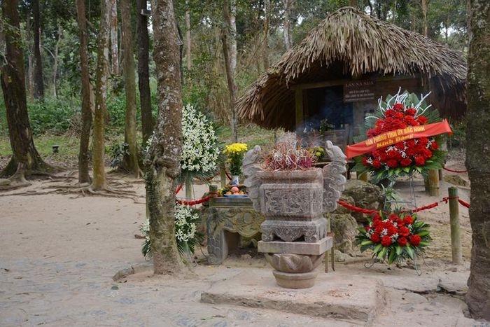 Trước căn lán đơn sơ không bao giờ vắng bóng hoa tươi và những nén hương ngào ngạt tỏa .