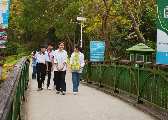  Các cháu học sinh vào viếng di tích và báo công lên Bác.