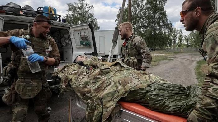 Binh sĩ quân đội Ukraine bị thương trong giao tranh gần thị trấn Volchansk, vùng Kharkov.
