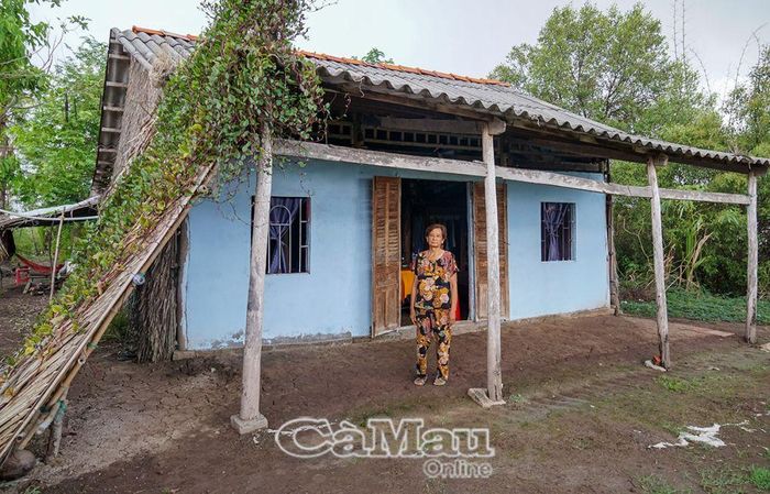 Mong ước cuối đời của bà Nhị là được sống trong căn nhà kiên cố, không phải chịu cảnh mưa tạt, gió lùa.