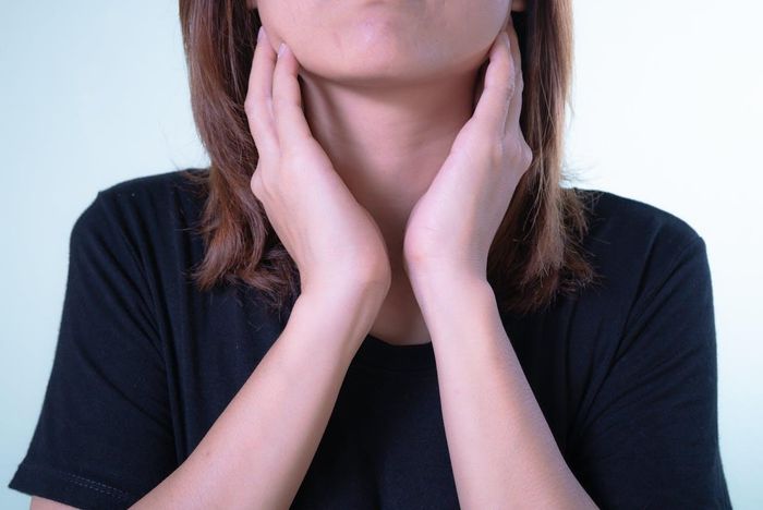  Sỏi xuất hiện tại amidan là do vi khuẩn tích tụ nhiều và hơi thở trở nên nặng mùi, khó ngửi hơn. Ảnh: Pexels. 