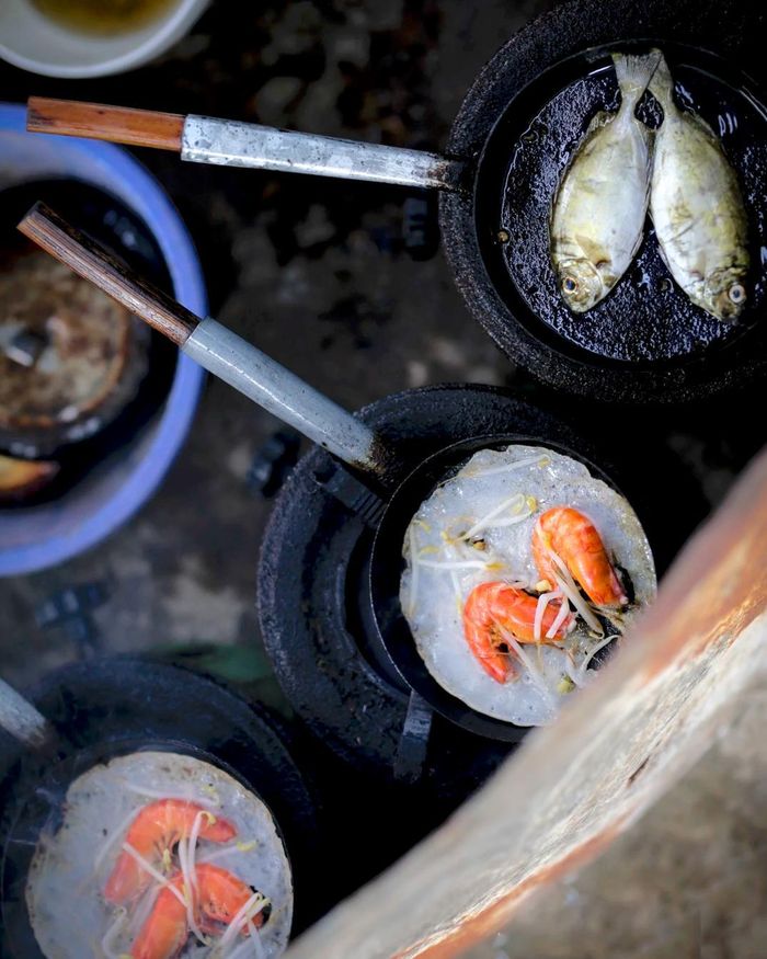  Đặc sản bánh khoái cá kình ở đầm Chuồn xứ Huế. Ảnh: Kelvin Long. 
